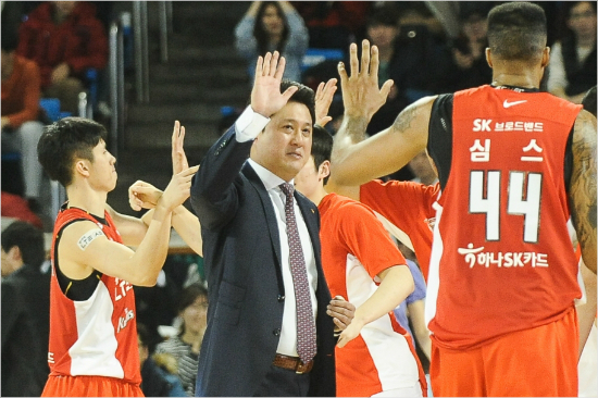 '잘했어'문경은SK감독이20일모비스와홈경기에서코트니심스와하이파이브를하는모습.(자료사진=KBL)