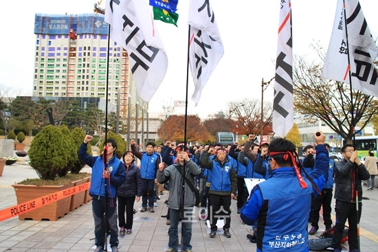 ▲부산지하철노동조합은비리및비리의혹에대한부산시진정서를접수하고,내주에는부산지역시민사회단체와함께검찰고발을예정하고있다.