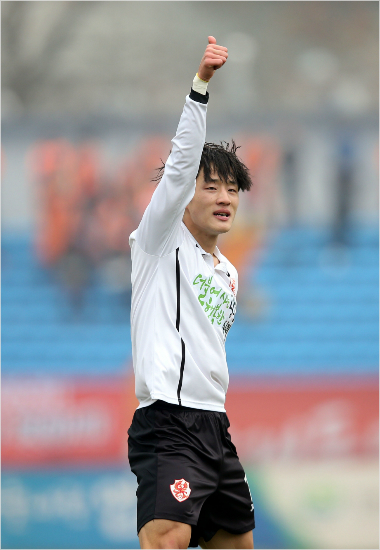 K리그챌린지정규리그를4위로마친광주FC는3위강원FC와준플레이오프에서김호남의결승골로1-0승리해2위안산경찰청과승격플레이오프출전을위한마지막맞대결에나선다.(자료사진=한국프로축구연맹)