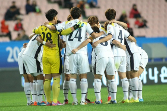 성남FC는승부차기직전골키퍼를박준혁에서전상욱으로교체하려다실패했지만정작승부차기에서박준혁이상대의슈팅4개가운데2개를선방하며FA컵통산세번째우승을달성했다.(자료사진=성남FC)