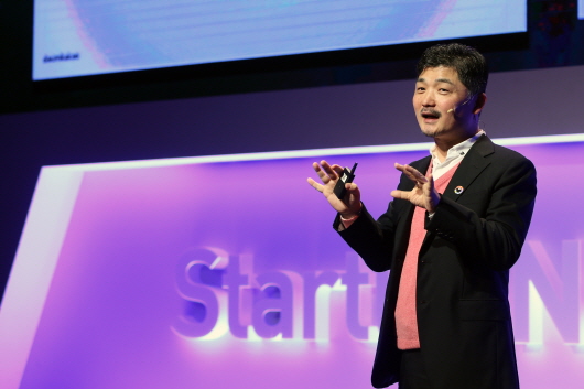 김범수 다음카카오 의장이 스타트업 네이션스 서밋에서 기조연설을 하고 있다.