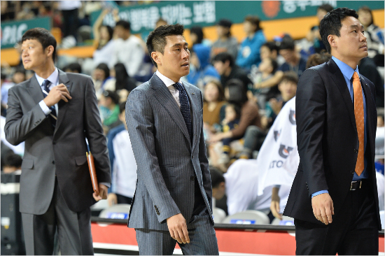 '오늘도회식은없나보다'프로농구삼성이상민감독(가운데)은가뜩이나술을즐기지않는데다최근팀연패가길어지면서코칭스태프와회식을열지못하고있다.사진은지난달동부원정에서패한뒤박훈근(오른쪽),이규섭코치와경기장을빠져나가는모습.(자료사진=KBL)