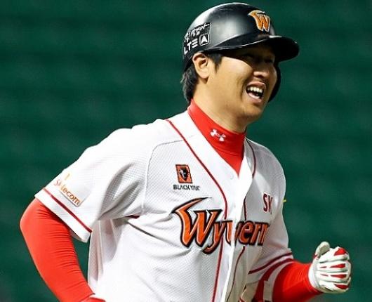 ▲KBO사상FA최고대우를받고원소속구단SK에잔류하는최정.사진│SK와이번스