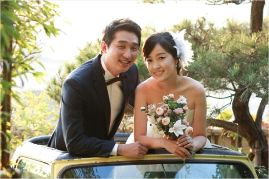 29일웨딩마치를울리는SK경영관리팀박미애매니저(오른쪽)과신랑박종현커플.(사진=SK와이번스)