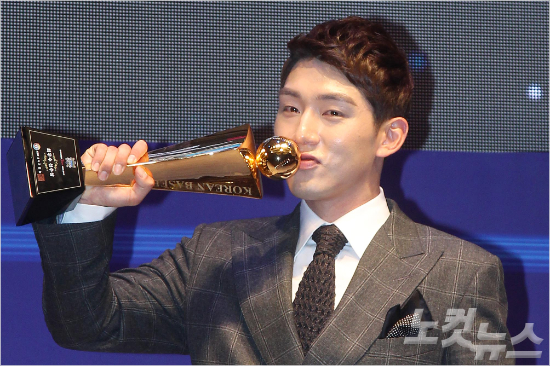 2014프로야구정규리그MVP에이어은퇴선배들이뽑은최우수선수에오른넥센서건창.사진은정규리그MVP시상식에서트로피에입을맞추는모습.(자료사진=박종민기자)