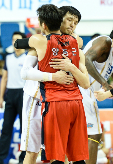 '동근이형,축하해요'KCC김효범이27일모비스원정에서경기를내준뒤승리한상대양동근을안고축하해주고있다.(울산=KBL)