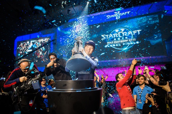 WCS 글로벌 파이널 2014에서 우승을 차지한 스타테일 이승현(사진제공=블리자드)