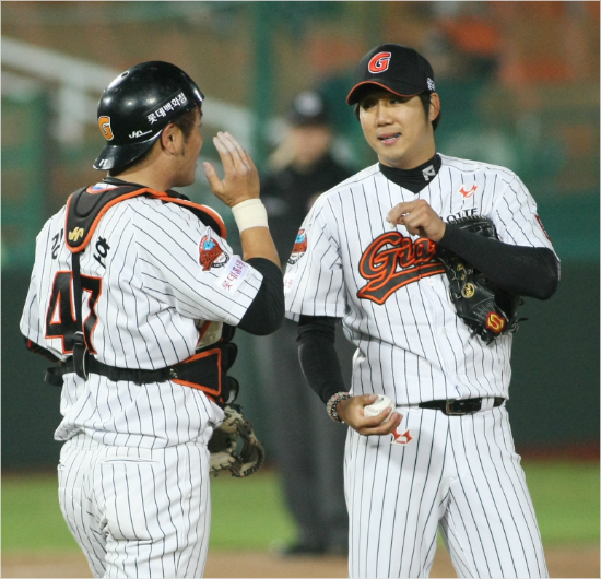 '친구야,우리언제다시볼수있을까'롯데강민호(왼쪽)와장원준은2004년입단동기로올해까지한솥밥을먹으면서주축으로활약했다.지난해강민호에이어올해장원준이역대FA최고몸값을기록할가능성이높다.(자료사진=롯데)