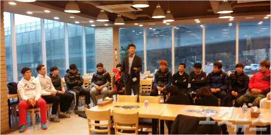 장인익감독이지원받은물품에대해아쉬움을토로하고있다.