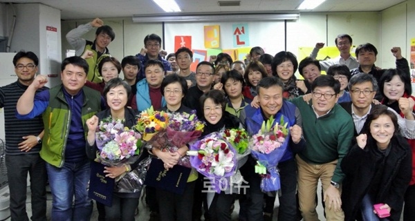 ▲28일보건의료노조사무실에서당선증을발급받은7대지도부와김숙영서울지역본부장이서울지역소속지부간부들과당선을축하하고있다.<보건건의료노조제공>