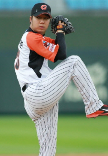 '이제저는두산맨입니다'롯데의4년88억원역대최고액을뿌리치고두산과4년84억원에계약한왼손선발투수장원준.(자료사진=롯데)