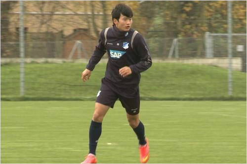 인천아시안게임출전과허벅지부상탓에리그12경기만에선발명단에복귀한김진수는분데스리가1호도움을기록하며호펜하임의4-3승리에힘을보탰다.(자료사진=호펜하임공식트위터)