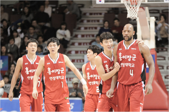 '세근이없어도돼'KGC인삼공사선수들이30일KT와홈경기에서승리한뒤기뻐하고있다.(안양=KBL)
