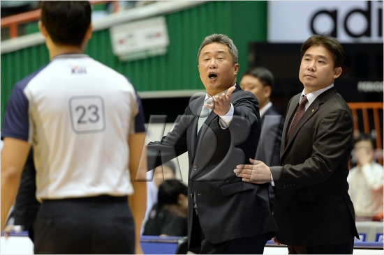 '도대체왜?'올시즌프로농구는주장만이심판판정에항의할수있도록규정을바꿨다.때문에석연찮은판정에대해감독들이해명을들을기회가없어졌다.사진은전창진KT감독(가운데)이경기중판정에대해이해할수없다는표정을짓는모습.(자료사진=KBL)