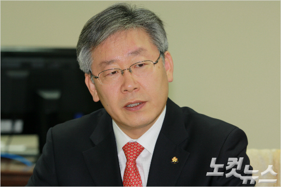 한국프로축구연맹은최근자신의SNS를통해심판판정에대한강한불만을터뜨린K리그클래식성남FC의구단주인이재명성남시장을징계위원회에회부하기로했다.채승옥기자