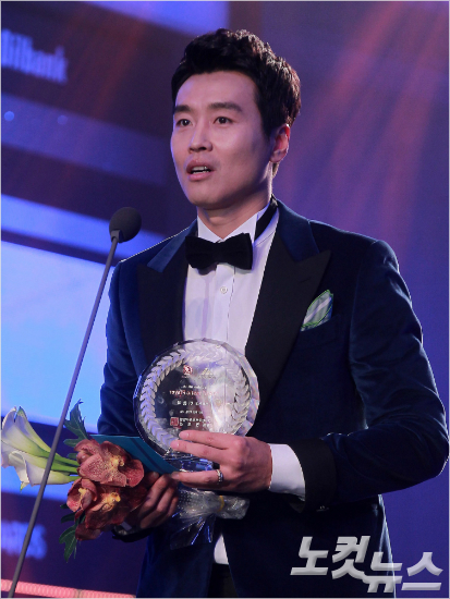 이동국은2014년K리그클래식에서가장뛰어난활약을펼친최우수선수(MVP)와팬이뽑은최고의선수'팬타스틱플레이어'까지모두가져갔다.박종민기자