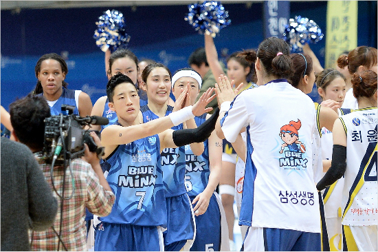 '이렇게좋을수가'삼성선수들이1일신한은행과원정을승리로장식하며3연패를끊은뒤하이파이브를하고있다.(인천=WKBL)