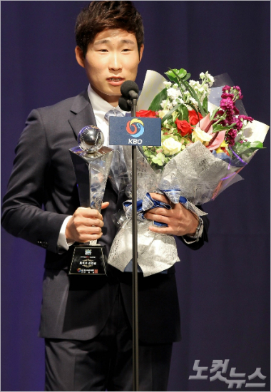 '내가무슨잘못?'2일프로야구선수협회가주최한시상식에서팬들이뽑은스타플레이어상으로잘못호명딘NC이재학.(자료사진)