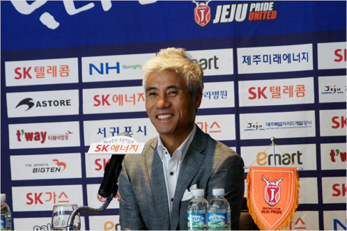 2009년부터5년간제주를이끈박경훈감독은건강악화와후진양성을위해계약만료를1년남기고팀을떠나전주대교수로복귀한다.(자료사진=제주유나이티드)