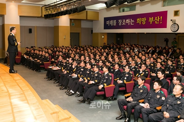 ▲제25대권기선부산경찰청장이취임식에서“법과원칙,양심과상식을존중하여정의와공정이체질화된부산경찰을만들것을굳게,자신있게약속드린다”고밝히고있다.<부산경찰청제공>