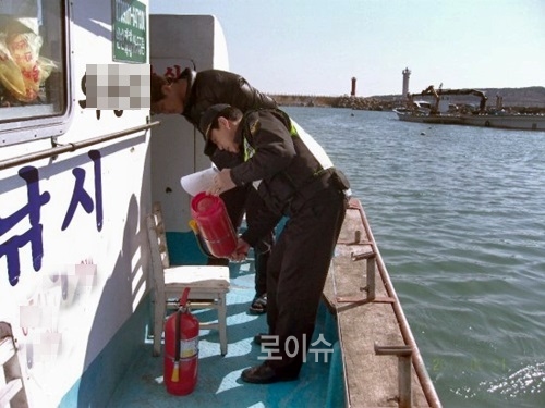 ▲낚시어선을상대로안전사고예방점검을벌이고있다.<해신pdw9095제공>