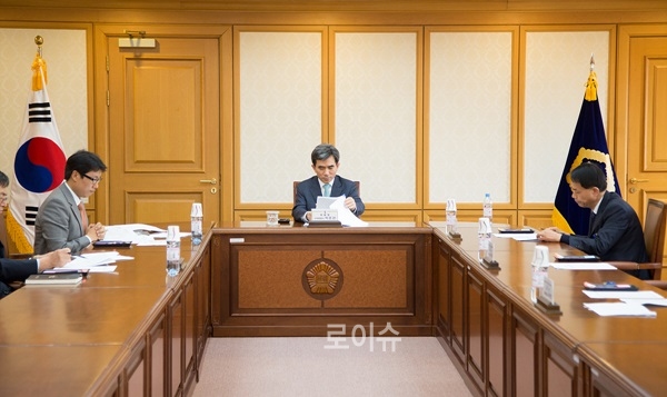 ▲국선변호운영위원회를열고있다.<부산고법제공>