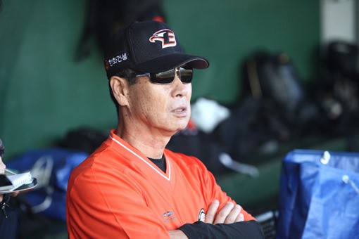 ▲마무리훈련에서선수들을지켜보는한화김성근감독.사진│한화이글스