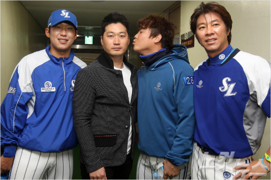 '돌부처오면뽀뽀해줄게'일본한신마무리오승환이계약이끝나는내년한국삼성으로복귀할가능성이일본현지에서제기됐다.사진은지난달넥센과한국시리즈3차전에서친정팀을찾아응원의메시지를전한오승환(왼쪽두번째)의모습.(자료사진=박종민기자)