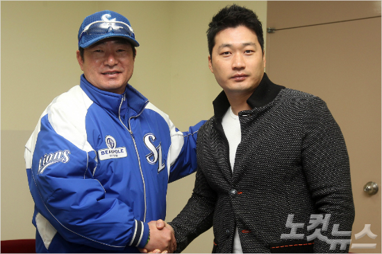 '언능온나'지난달7일삼성-넥센의한국시리즈3차전을앞두고오승환(오른쪽)이류중일삼성감독과악수를나누는모습.(자료사진=박종민기자)