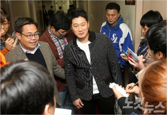 '훗,특급선수의숙명인가'한신마무리오승환(가운데)은4일일본언론에서내년계약만료뒤삼성복귀를원한다는보도가나왔으나해프닝으로끝날전망이다.사진은지난달7일한국시리즈3차전이열린목동구장에친정팀삼성을응원차방문한모습.왼쪽은에이전트인김동욱스포츠인텔리전스대표.(자료사진=박종민기자)