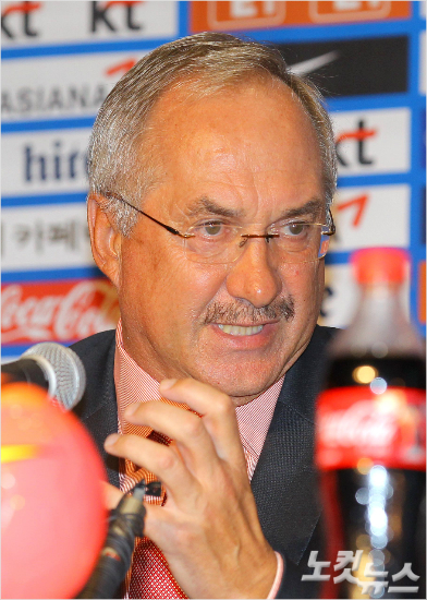 울리슈틸리케축구대표팀감독은한국이선진국대열에오를수있었던'한강의기적'이축구에서도필요하다고목소리를높였다.박종민기자