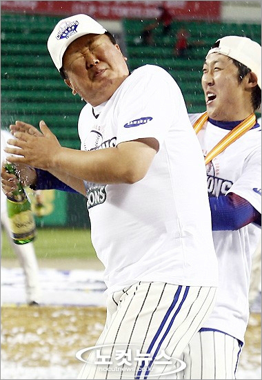 2006년한국시리즈우승뒤배영수(오른쪽)가선동열당시감독에게샴페인세례를퍼붓는모습.(자료사진)