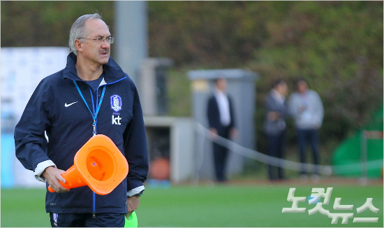 울리슈틸리케축구대표팀은어려서부터다양한포지션을경험하며축구전반의이해도를높이는것이중요하다고강조했다.박종민기자