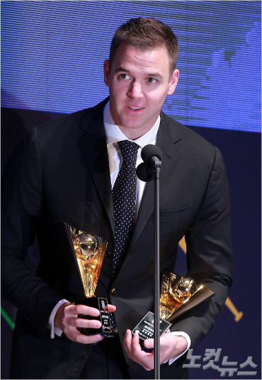 '헐크일본가니?'삼성릭밴덴헐크가일본소프트뱅크와계약했다는현지보도가5일나왔다.사진은지난달프로야구시상식에서2관왕에오른뒤소감을밝히는모습.(자료사진=박종민기자)