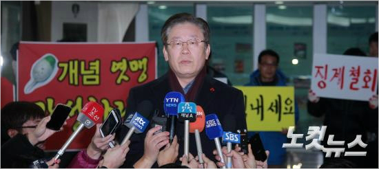 K리그클래식성남FC의구단주인이재명성남시장은자신의징계를논의하는한국프로축구연맹상벌위원회출석에앞서"징계대신차라리제명하라"고불만을표했다.박종민기자