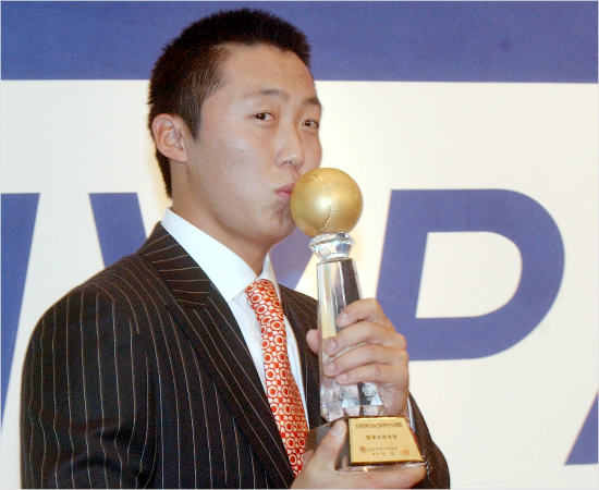 '그때가좋았지'삼성배영수가2004년정규리그MVP에오른뒤트로피에입을맞추고있는모습.(자료사진=삼성라이온즈)