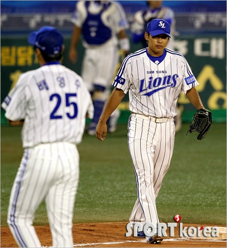 '남는자와떠나는자'삼성은올시즌FA시장에서윤성환(오른쪽)을잡았지만15년프랜차이즈스타배영수를놓쳤다.사진은지난2010년8월18일두산과경기에서윤성환이선발배영수에이어마운드에오르는모습.(자료사진=삼성)