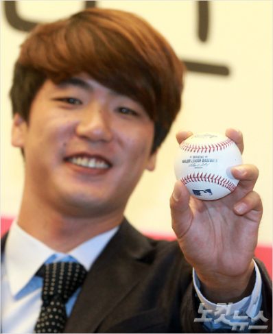 SK와이번스투수김광현이29일오후서울상암동스탠포드호텔에서메이저리그진출추진기자회견을갖고취재진을향해포즈를취하고있다.(황진환기자)