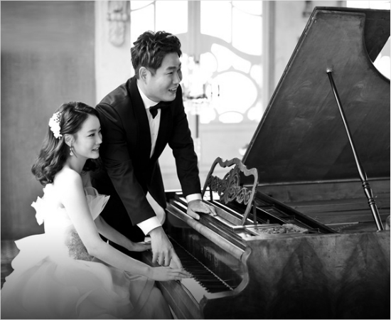 '이제함께연주해요'6일화촉을밝히는두산포수양의지(오른쪽)와신부.(사진=두산베어스)