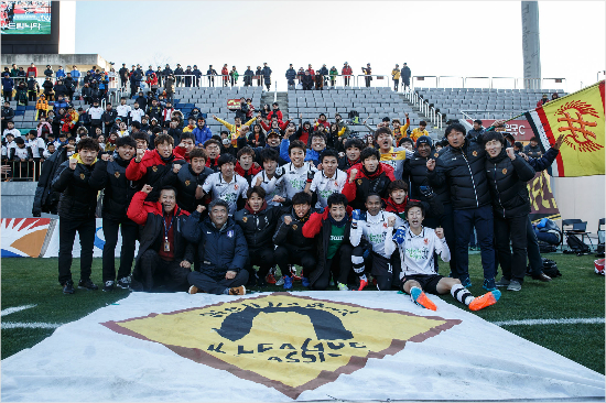 '우리가해냈다!'3시즌만의1부리그승격을달성하고기념촬영에임한광주FC선수단(사진제공/한국프로축구연맹)