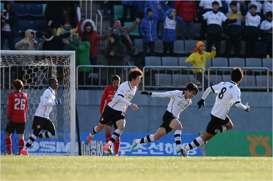 경남의잔류희망을꺾은동점골을터뜨리고기뻐하는광주선수들(사진제공/한국프로축구연맹)