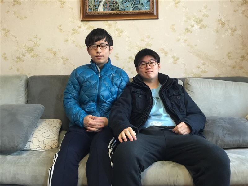 WE 아카데미에 입단한 장형석(왼쪽)과 배어진(사진=WE 공식 홈페이지 발췌).
