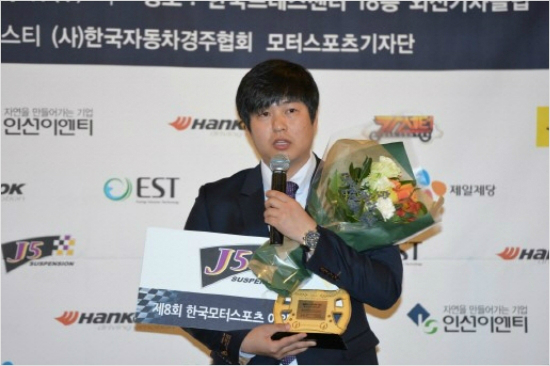 '올해최고드라이버느?'최고권위의'한국모터스포츠어워즈2014'가오는8일프레스센터에서열린다.사진은지난해올해의드라이버에오른황진우의모습.(자료사진=지피코리아)