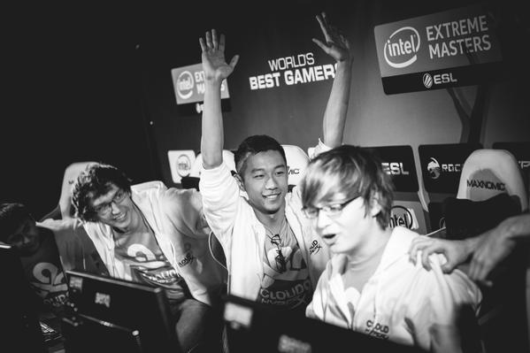 2세트에서 역전승을 거둔 클라우드 나인 선수들이 기뻐하는 모습(사진=IEM 트위터 발췌).