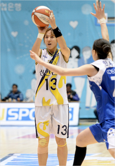 신한은행김단비가8일KDB생명과원정에서슛을시도하고있다.(구리=WKBL)