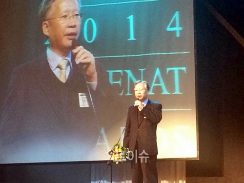 ▲강민구창원지법원장이수상소감을밝히고있다.