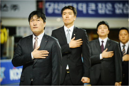 '나는자랑스러운감독이되겠습니다'KGC이동남감독대행은올시즌불안한자리에대한재야인사들의호시탐탐야욕으로힘겨운시간을보내고있다.하지만소신껏시즌을치러내겠다는다짐이다.사진은지난21일전주KCC전을앞두고김성철,박상률코치(왼쪽부터)등과함께국기에대한맹세를하는모습.(자료사진=KBL)