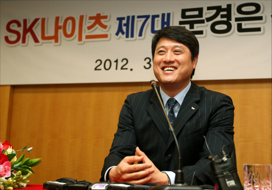 '동남아,이또한다지나가리라'문경은SK감독은지난2011-2012시즌을대행으로치른뒤정식사령탑으로승격됐다.당시취임식모습.(자료사진=KBL)