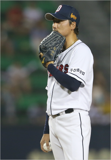 장원준에대한보상선수로두산을떠나롯데로이적하게된우완정재훈.(자료사진=두산베어스)