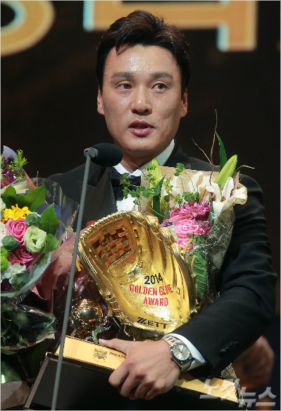 9일오후서울삼성동코엑스오디토리움에서열린2014골든글러브시상식에서골든글로브지명타자부문을수상한삼성라이온즈이승엽이소감을말하고있다.박종민기자